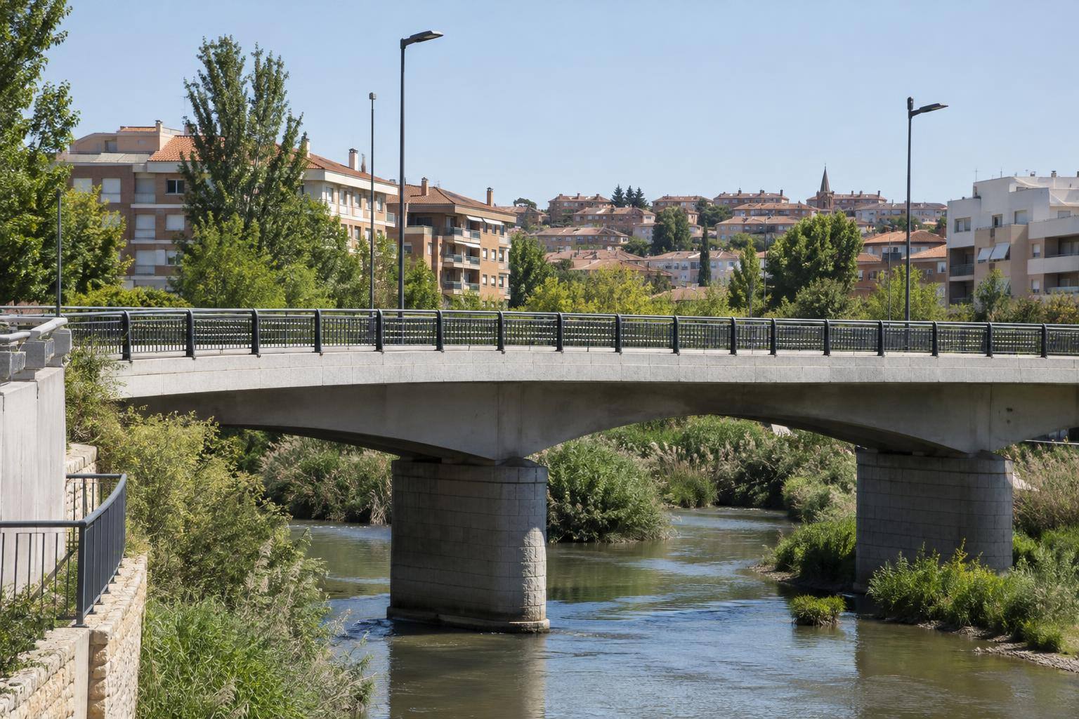 Imagen ilustrativa: Vista genérica de un puente urbano, sin personas, pancartas ni símbolos de clubes.