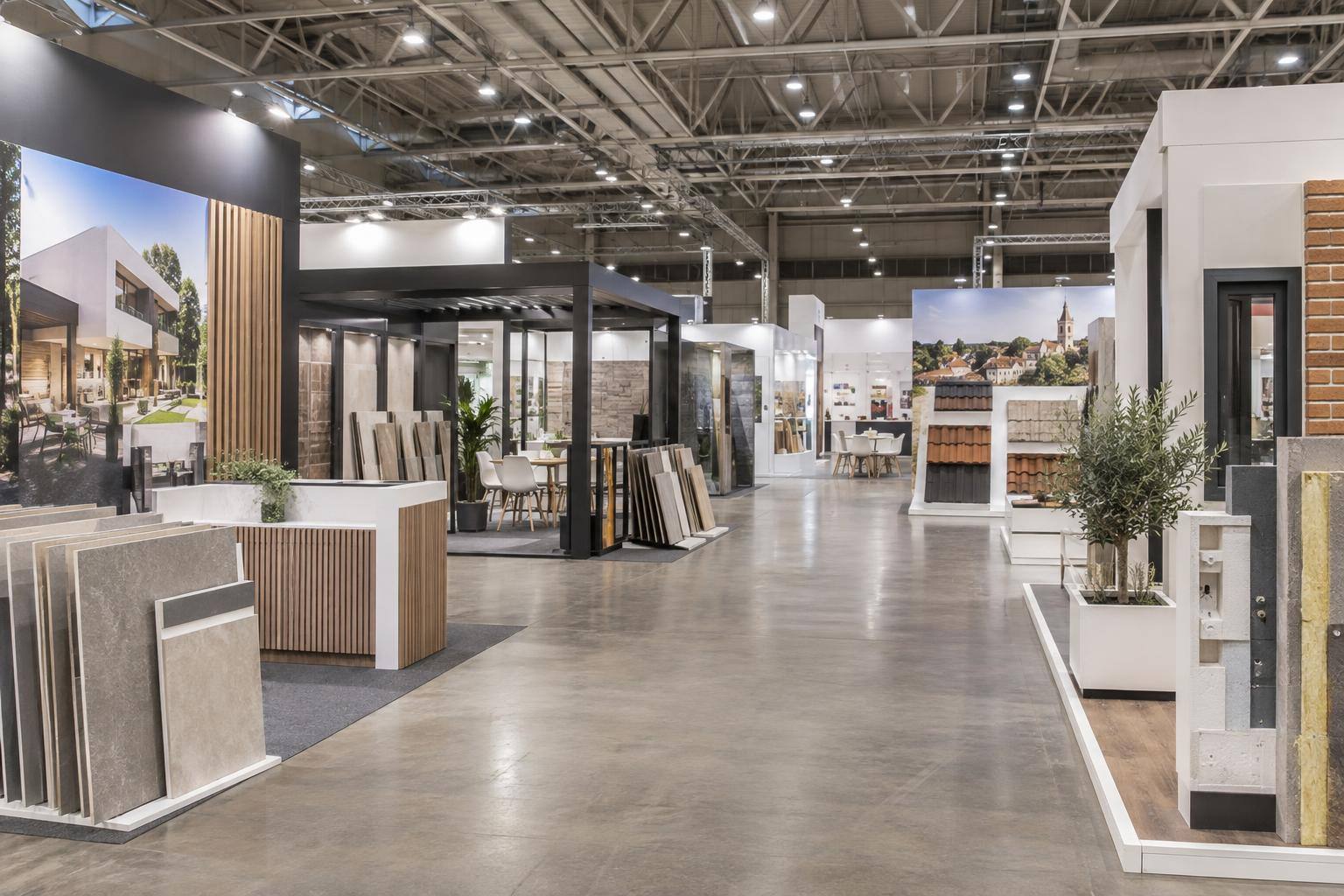 Imagen ilustrativa: Interior de un pabellón ferial con expositores de materiales y soluciones para la construcción, sin personas reconocibles.