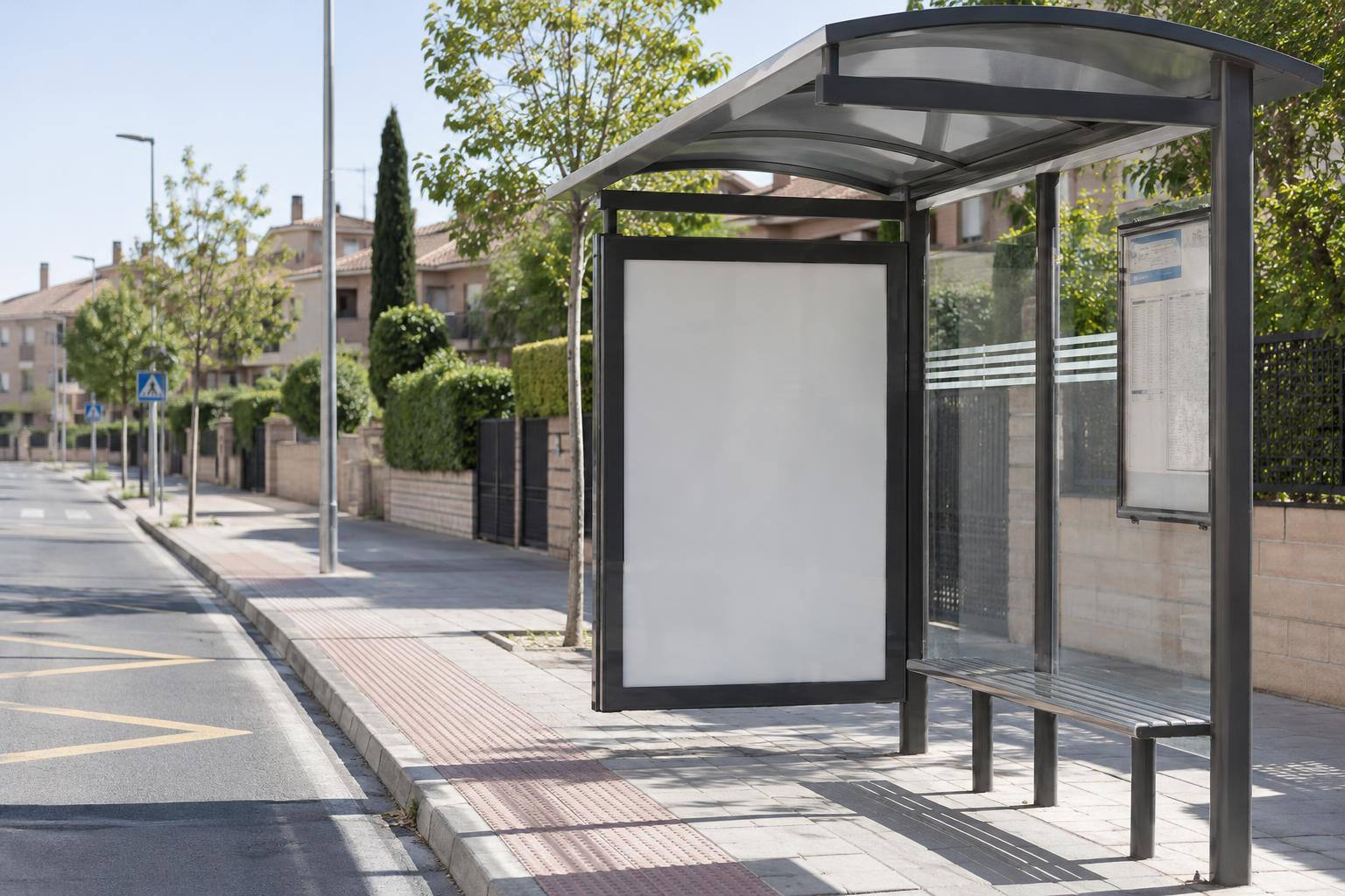 Imagen ilustrativa: Marquesina de una parada de autobús con panel publicitario junto a una acera, sin personas reconocibles.