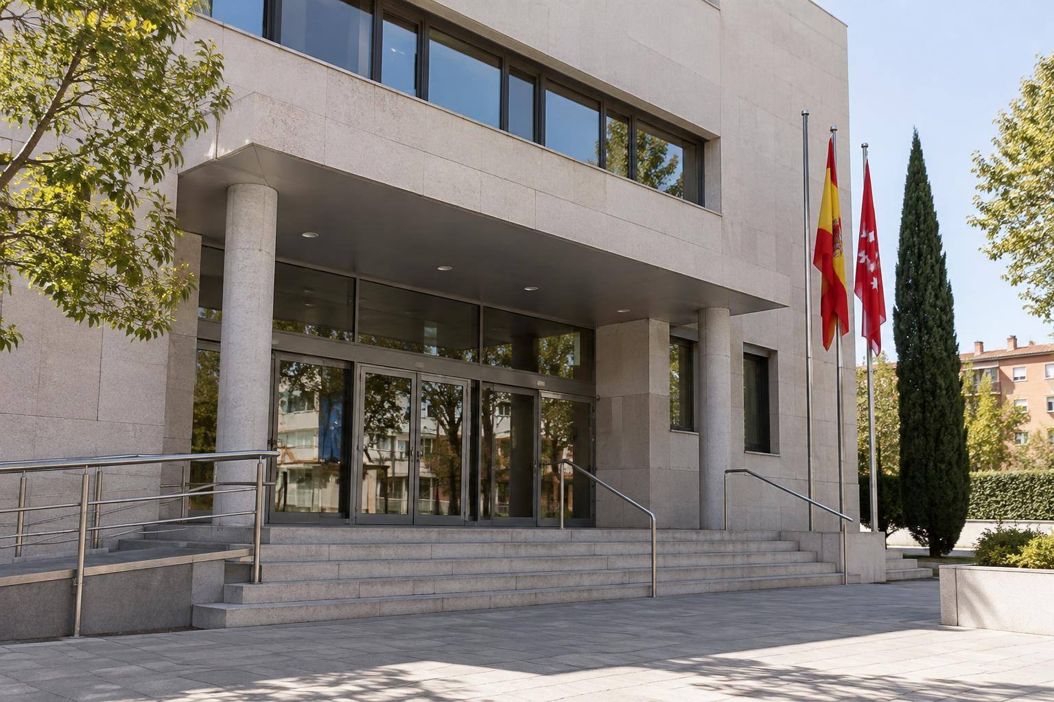 Imagen ilustrativa: Exterior genérico de un edificio judicial con acceso peatonal, sin personas reconocibles