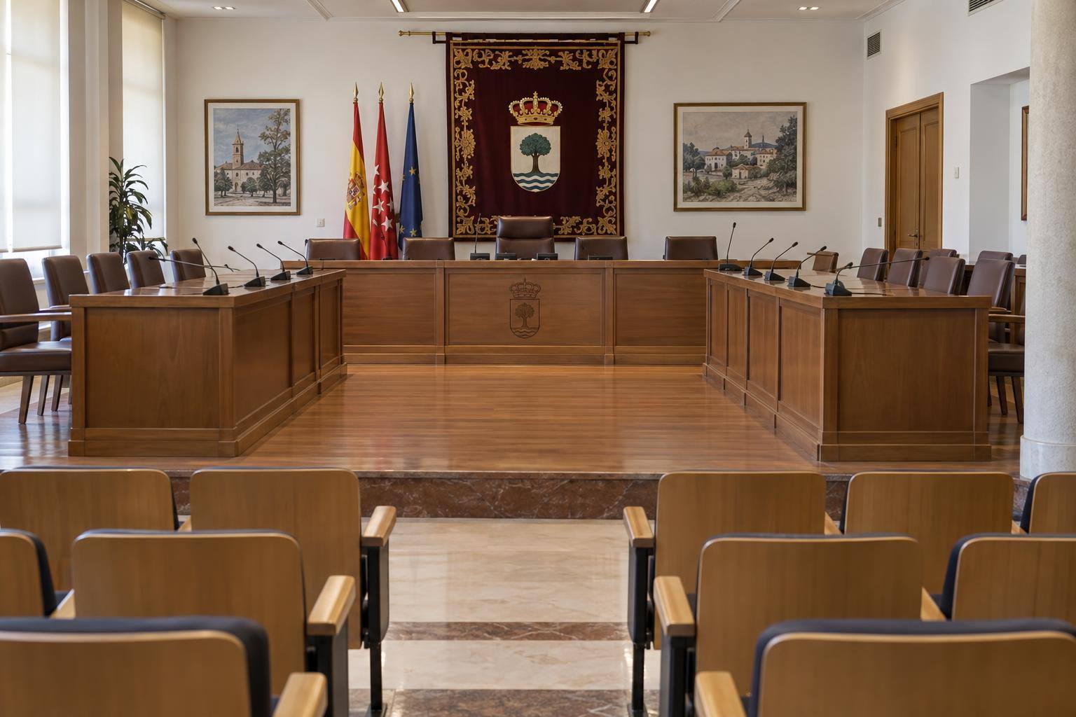 Imagen ilustrativa: salón de plenos municipal vacío, con bancadas y micrófonos