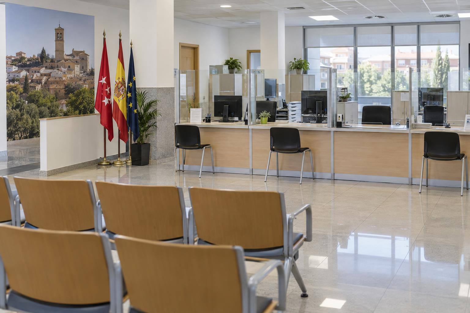 Imagen ilustrativa: Mostrador de una oficina municipal de atención ciudadana, con sillas de espera y sin personas reconocibles