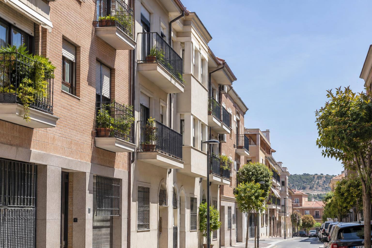 Imagen ilustrativa: Fachadas de edificios de viviendas con balcones y ventanas en una calle urbana, sin personas reconocibles