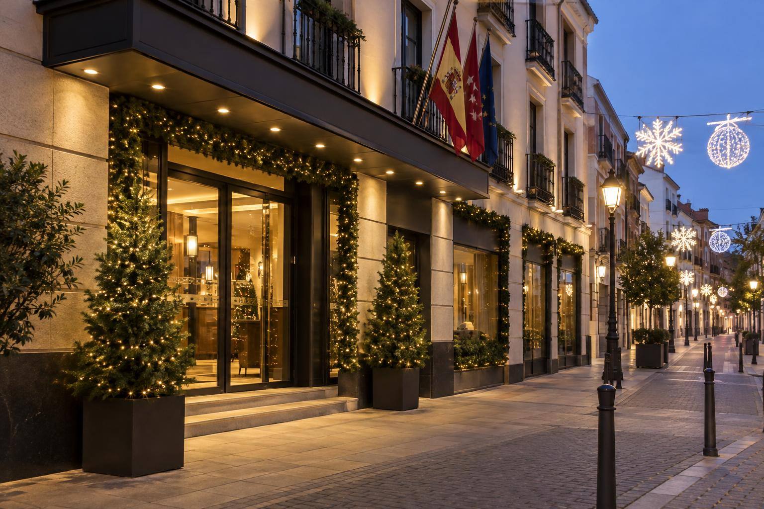 Imagen ilustrativa: Fachada de un hotel en una calle del centro urbano con iluminación navideña, sin personas reconocibles