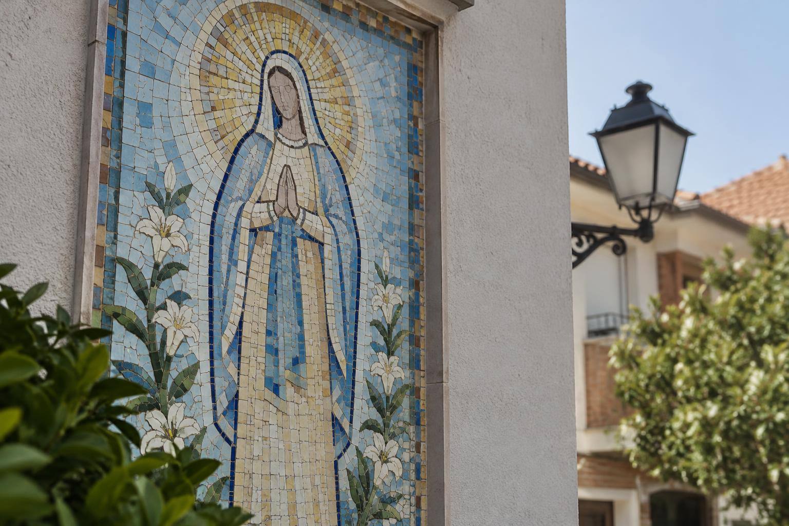 Imagen ilustrativa: Detalle de un mosaico de temática mariana formado por pequeñas imágenes, sin rostros reconocibles.