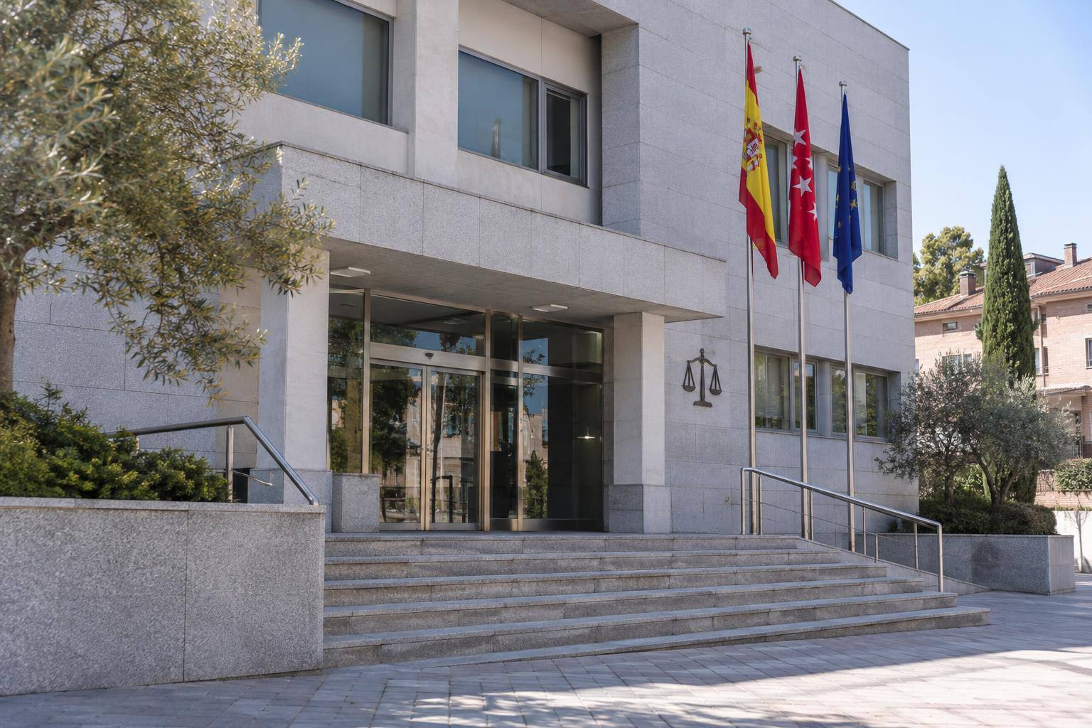 Imagen ilustrativa: Fachada de un edificio judicial con escalinata de acceso, sin personas reconocibles