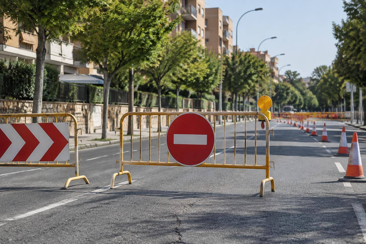 Imagen ilustrativa: Vallas móviles y señalización provisional de corte de tráfico en una avenida urbana, sin personas reconocibles.