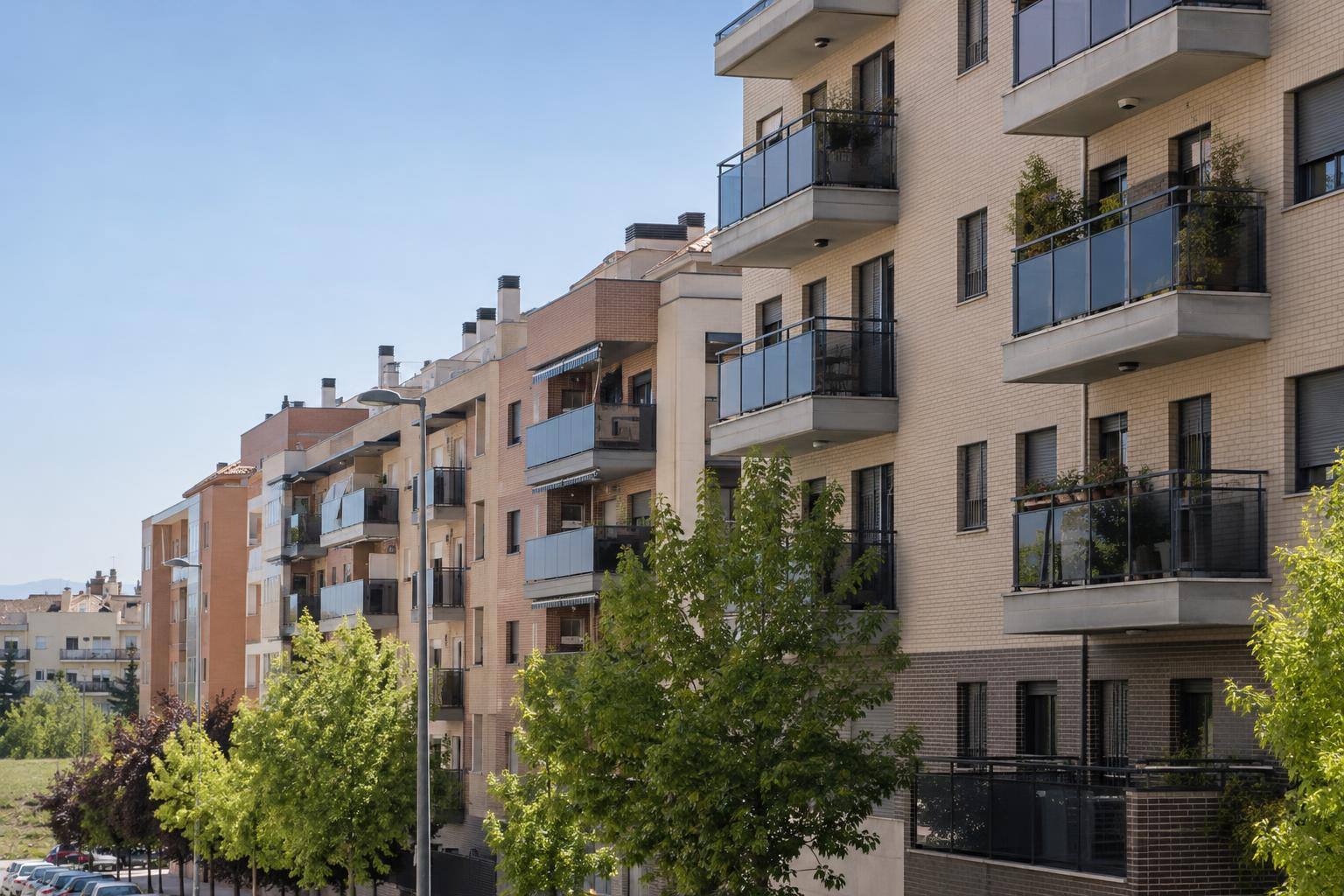 Imagen ilustrativa: Fachadas de bloques de viviendas con balcones en un entorno urbano, sin personas reconocibles.