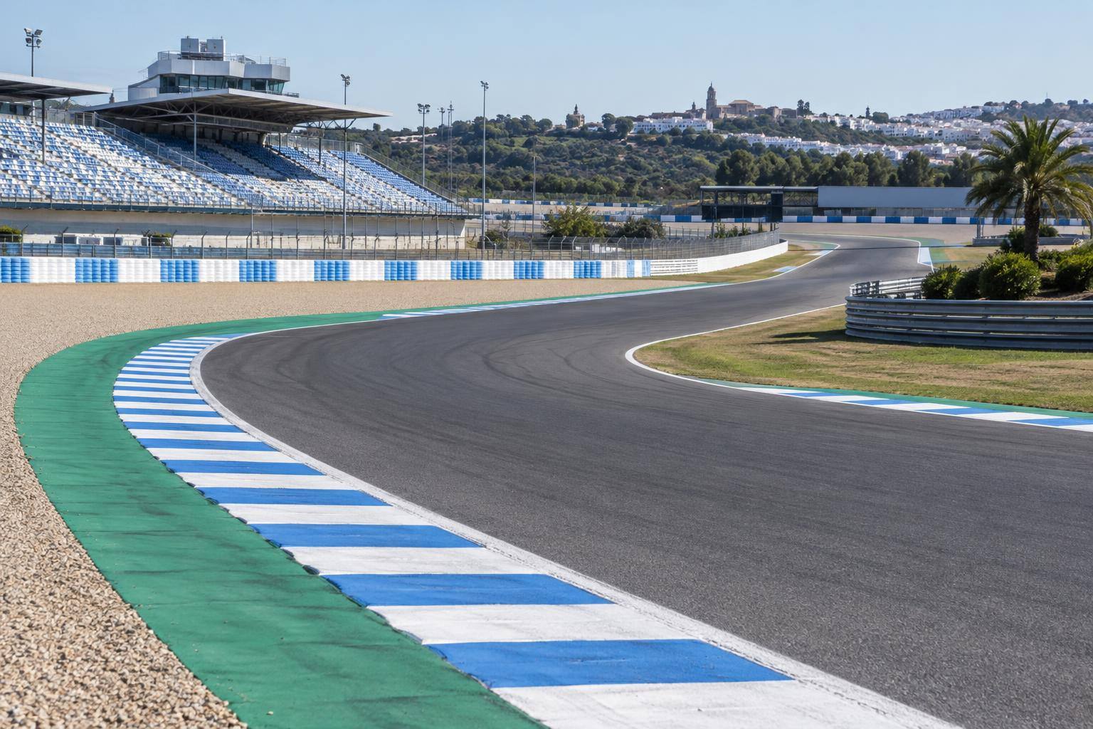 Imagen ilustrativa: Vista genérica de un circuito de motociclismo con pista, pianos y gradas, sin personas reconocibles.