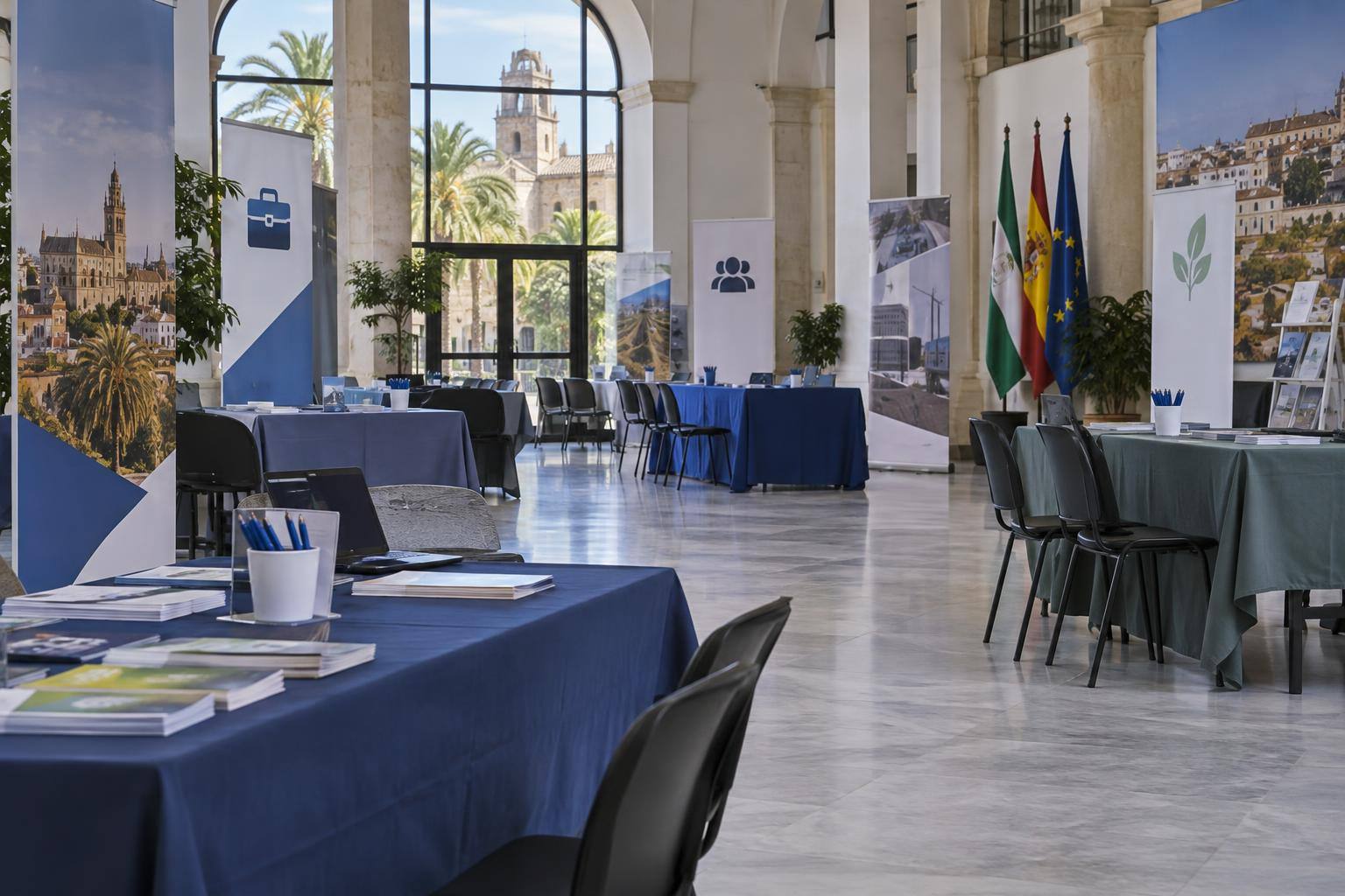 Imagen ilustrativa: Sala de un centro formativo preparada para una feria de empleo, con mesas informativas y sillas, sin personas reconocibles.