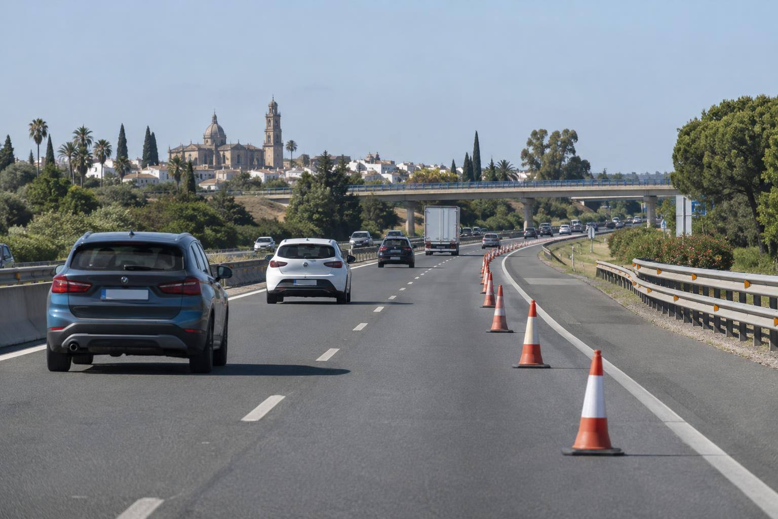 Imagen ilustrativa: Calzada de una autopista con uno de los carriles delimitado por conos, sin personas reconocibles