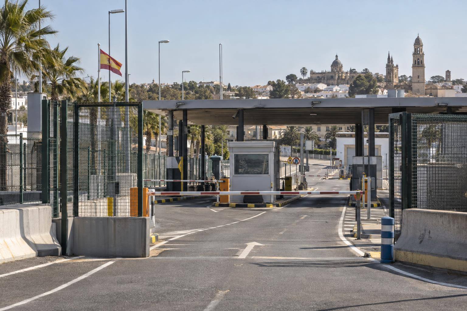 Imagen ilustrativa: vallado de un paso fronterizo con una zona de control y una carretera de acceso, sin personas reconocibles