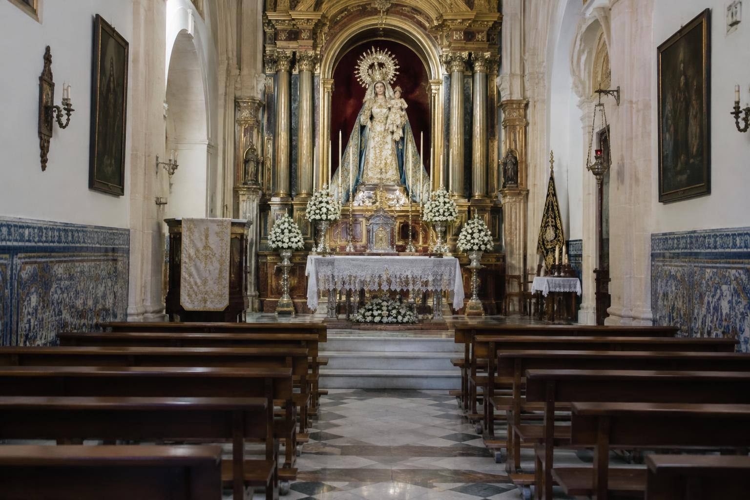 Imagen ilustrativa: Interior de una capilla con un altar mariano y bancos de madera, sin personas.