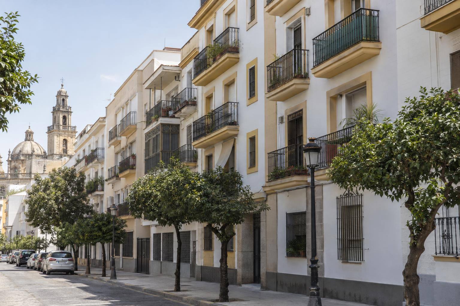 Imagen ilustrativa: Fachadas de bloques de viviendas con balcones y ventanas en una calle residencial, sin personas reconocibles