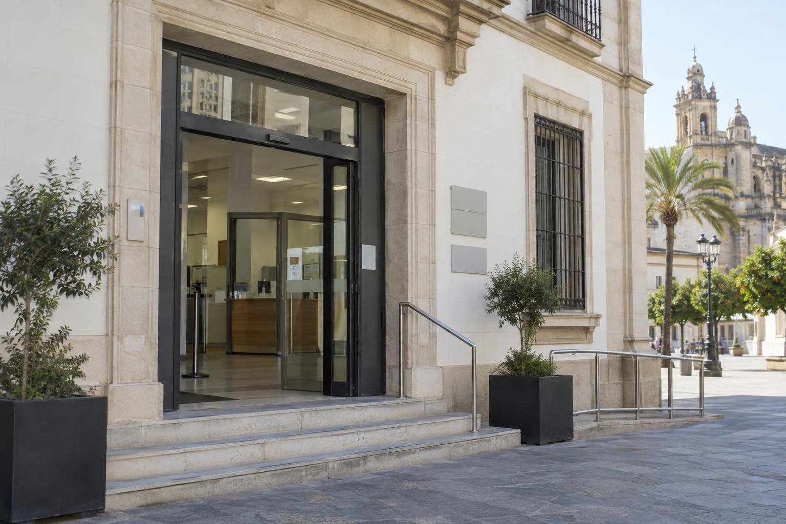 Imagen ilustrativa: Fachada de un edificio administrativo con una entrada de registro público, sin personas reconocibles