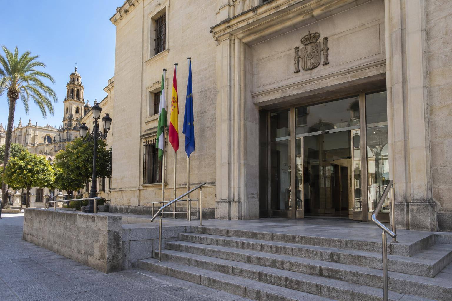 Imagen ilustrativa: Exterior de un edificio judicial con acceso público y sin personas reconocibles