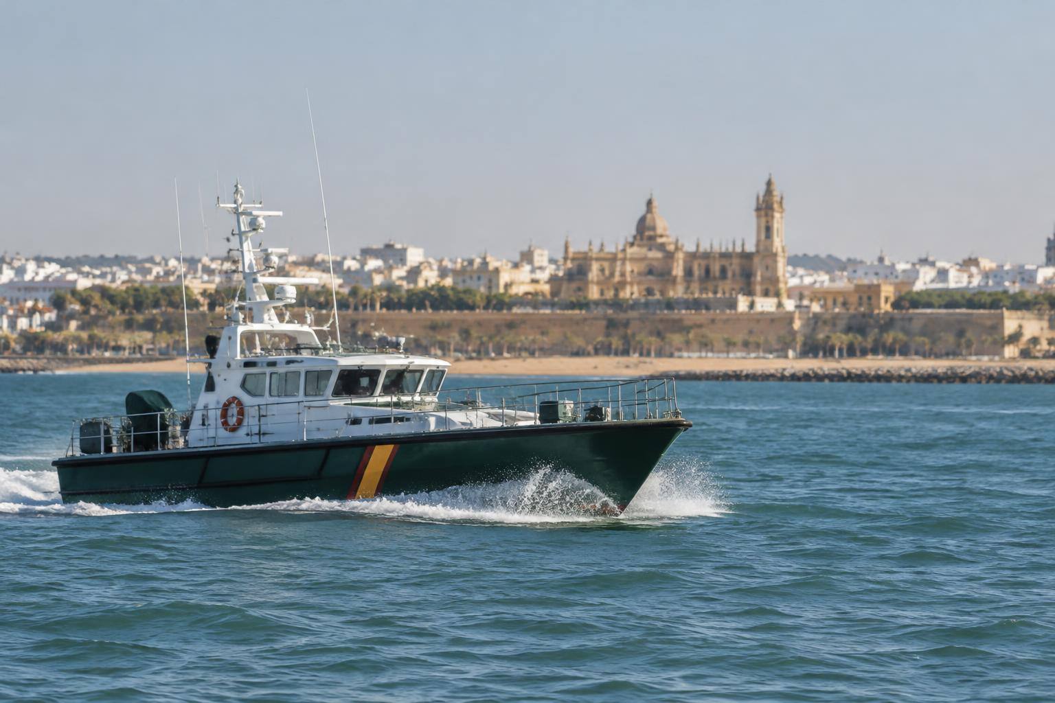 Imagen ilustrativa: embarcación de vigilancia marítima navegando frente a una costa, sin personas reconocibles