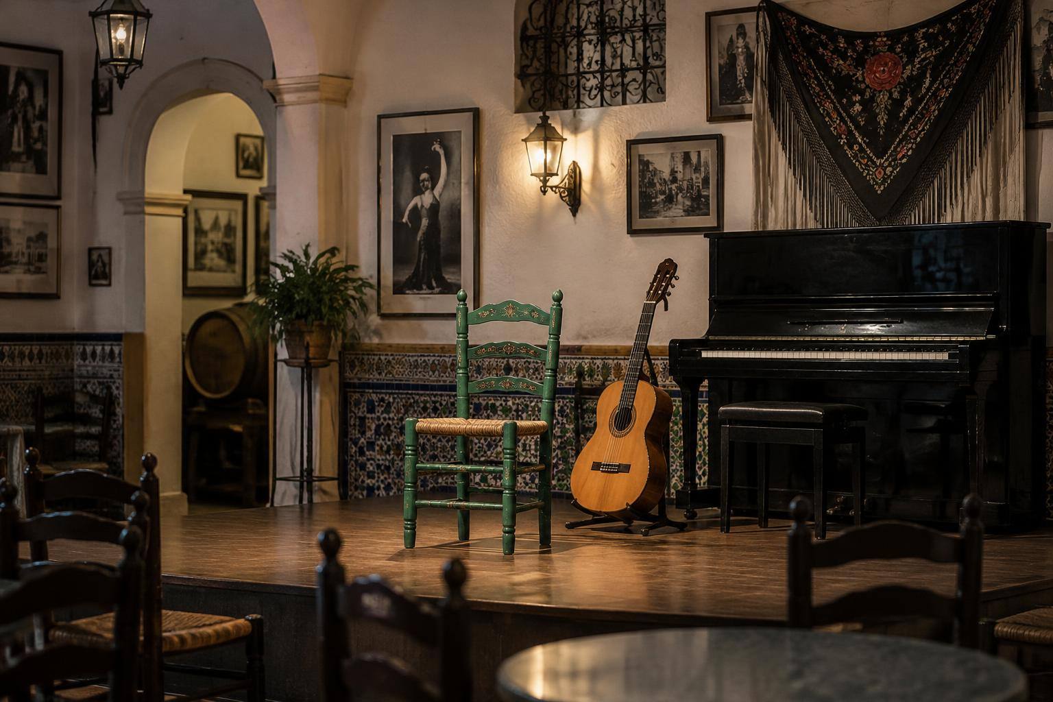 Imagen ilustrativa: Interior de una peña flamenca con un pequeño escenario, una guitarra junto a una silla y un piano, sin personas.