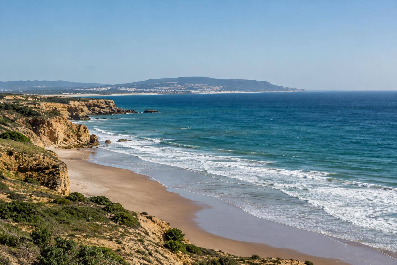 Imagen ilustrativa: Vista genérica de un tramo de costa andaluza con mar abierto, sin personas ni embarcaciones identificables