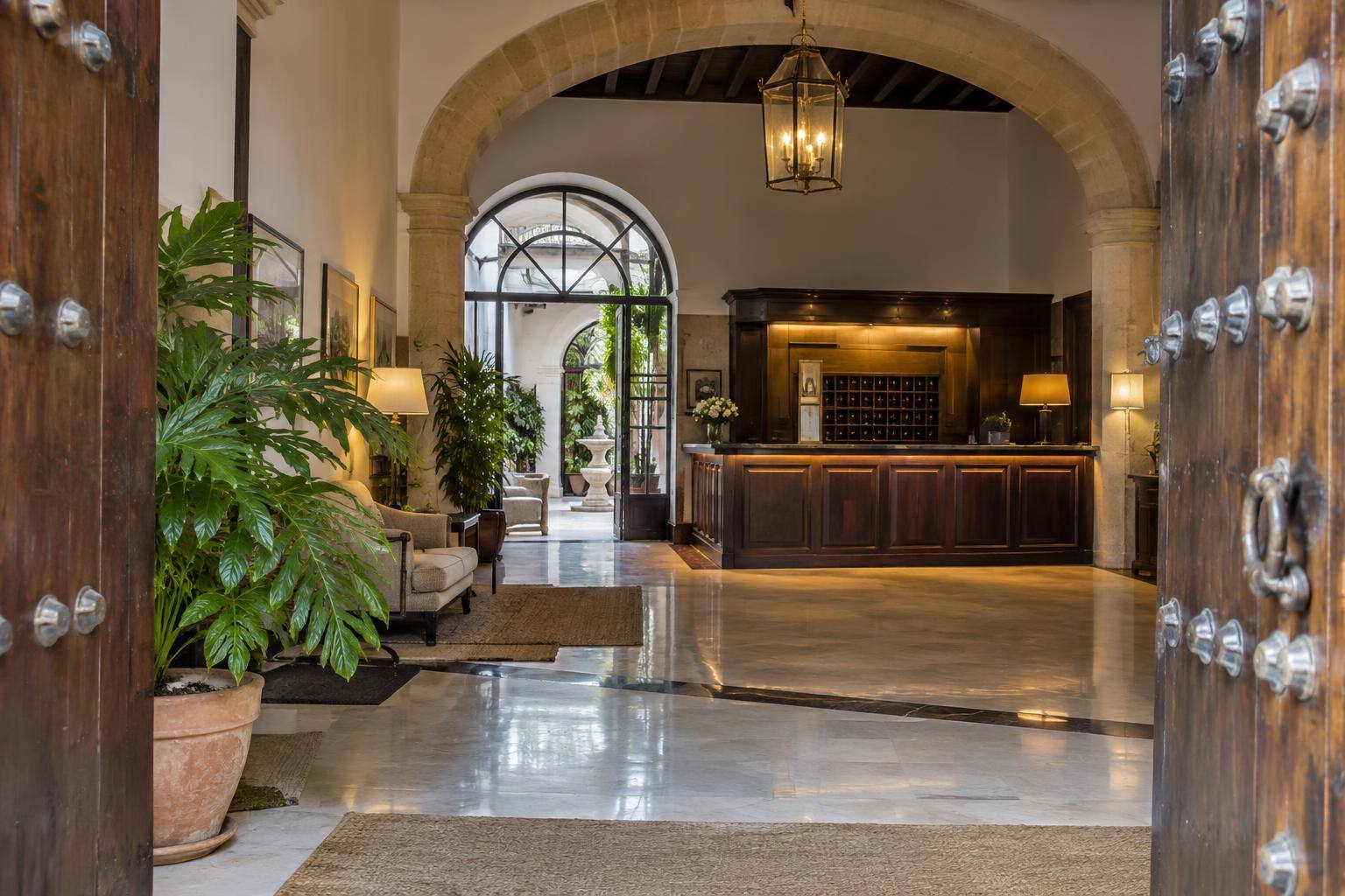 Imagen ilustrativa: Entrada de un establecimiento hotelero con un mostrador de recepción al fondo, sin personas reconocibles.