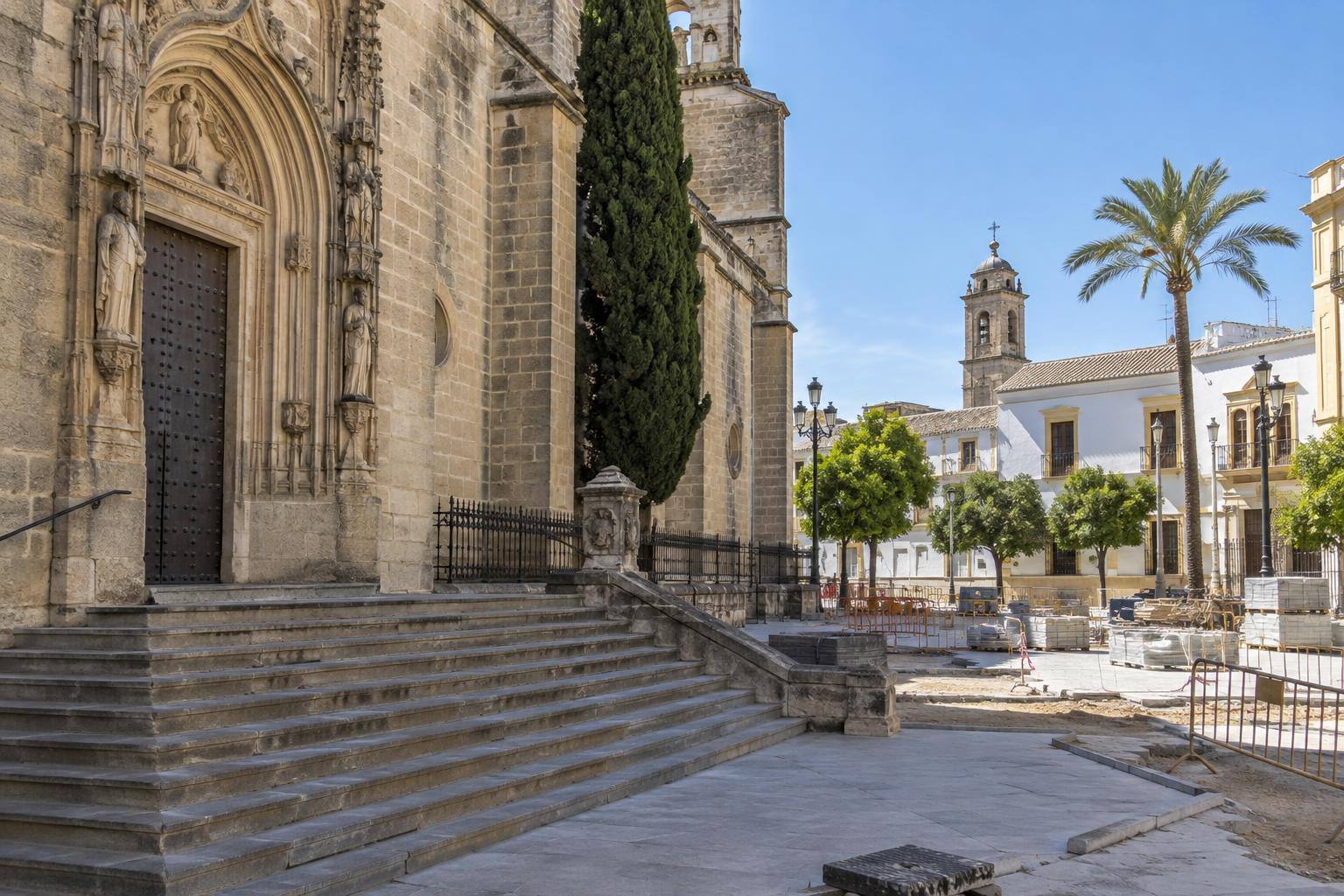 Imagen ilustrativa: Acceso lateral de una iglesia con escalinata y una plaza en obras, sin personas reconocibles.