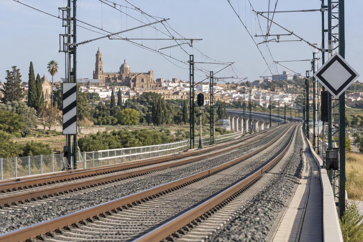 Imagen ilustrativa: Vías ferroviarias de alta velocidad con catenarias y señalización, sin personas ni trenes accidentados
