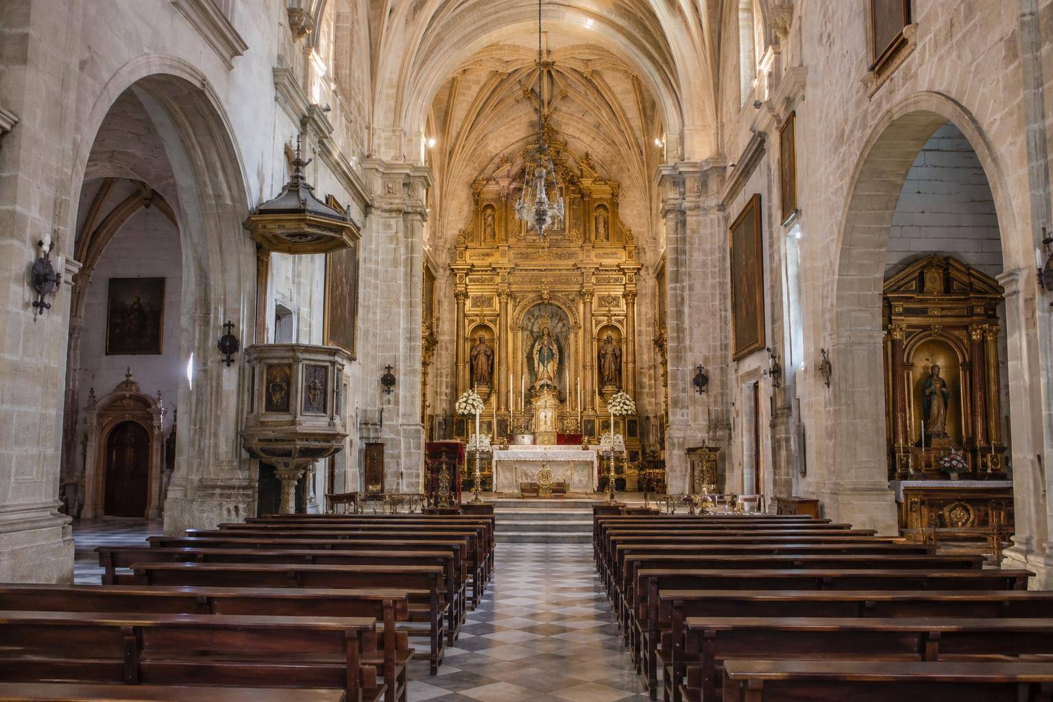 Imagen ilustrativa: Interior de una iglesia con bancos de madera y altar, sin personas reconocibles.