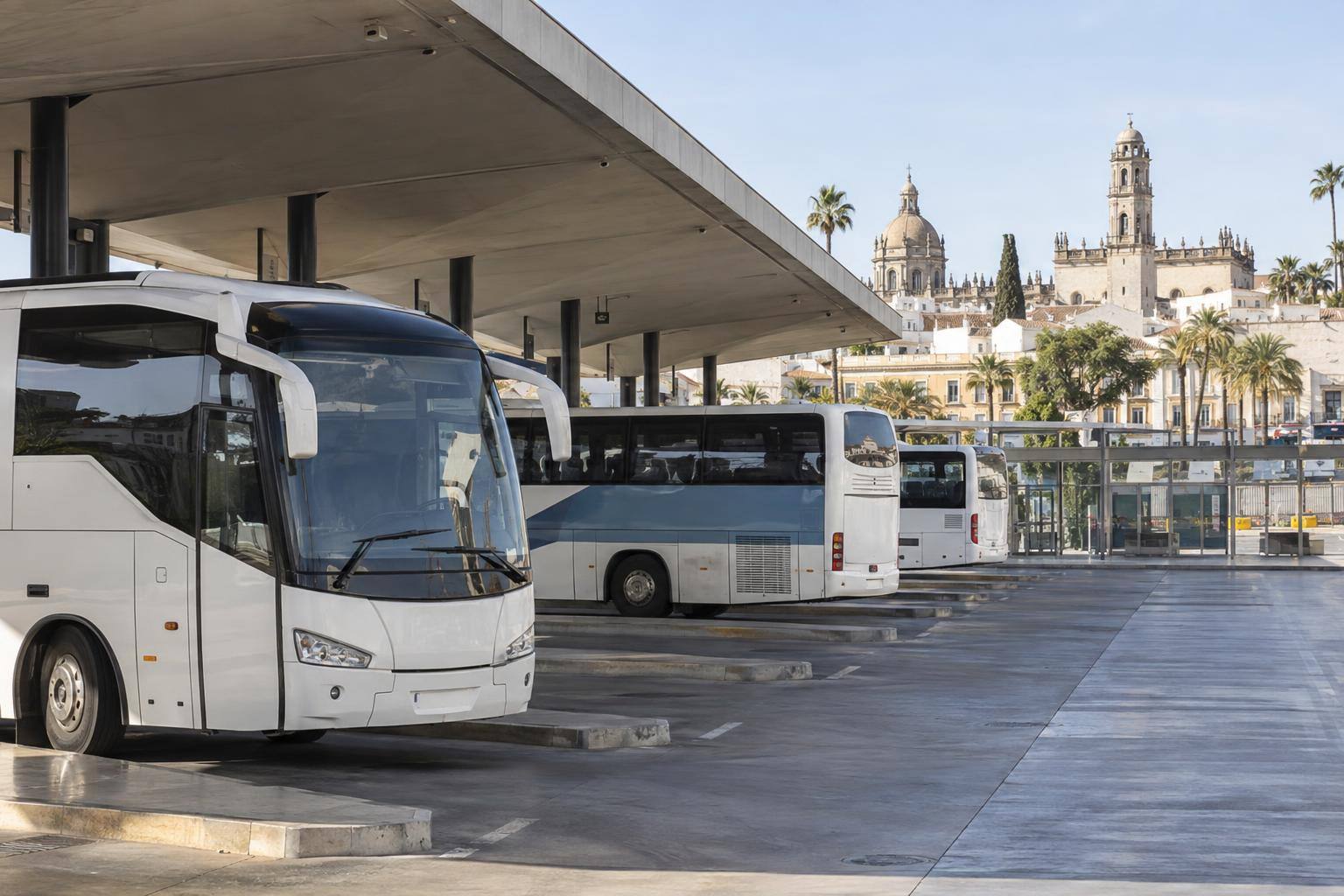 Imagen ilustrativa: Autobuses interurbanos estacionados en las dársenas de una terminal, sin personas reconocibles ni marcas visibles.